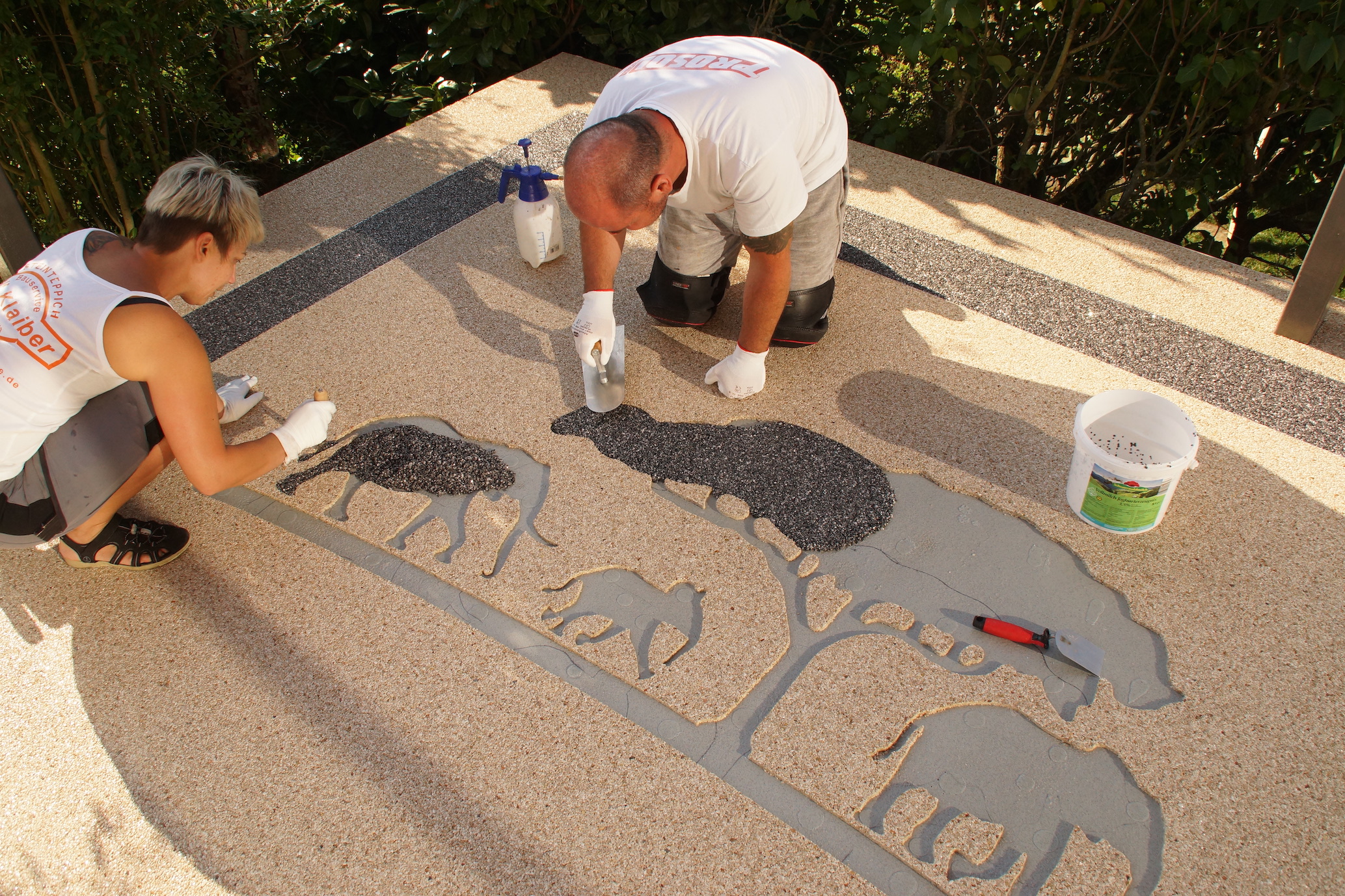 Individuelle Gestaltung mit Logo im Steinteppich