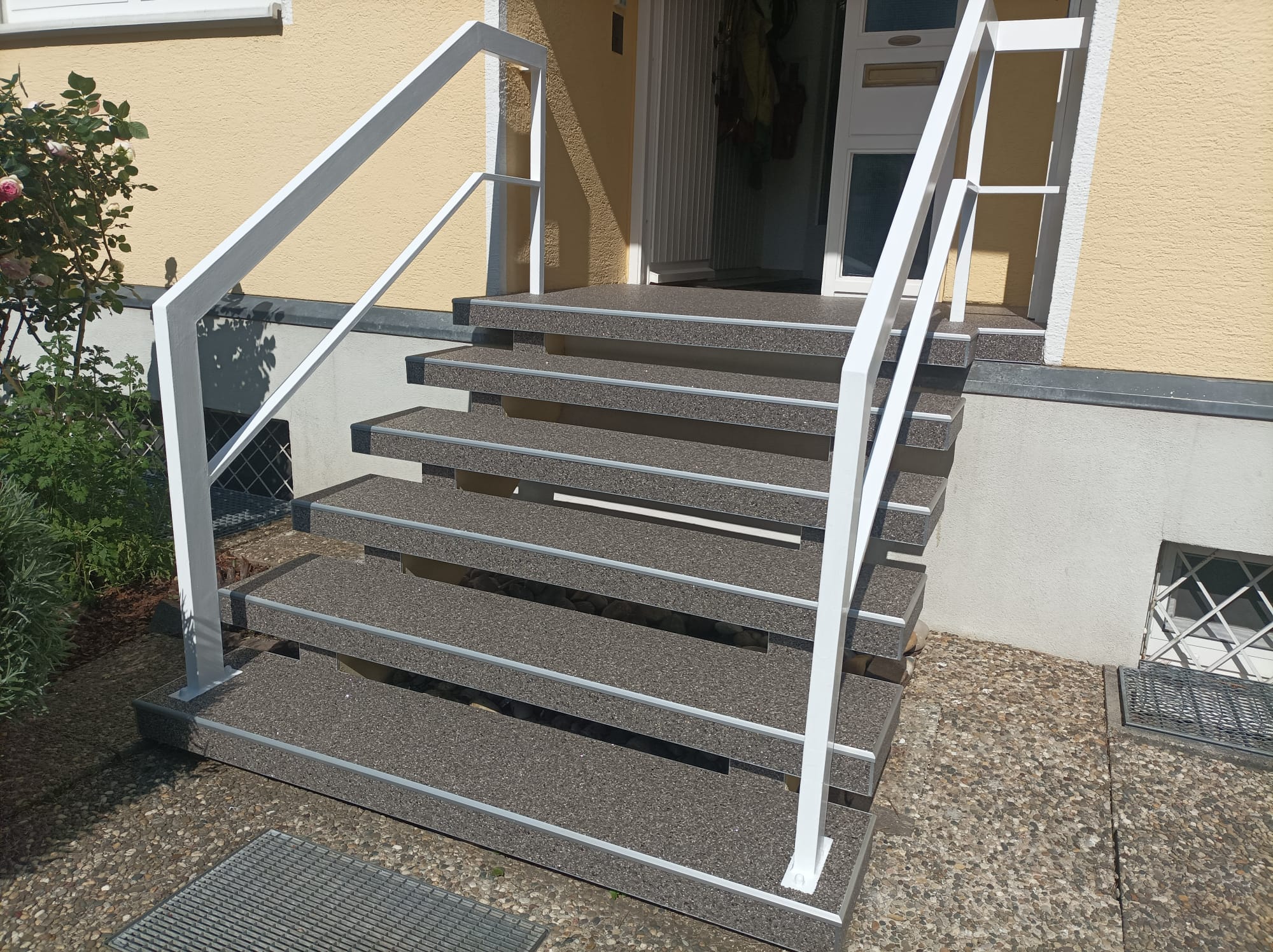 Steinteppich im Außenbereich auf Treppe und Terrasse